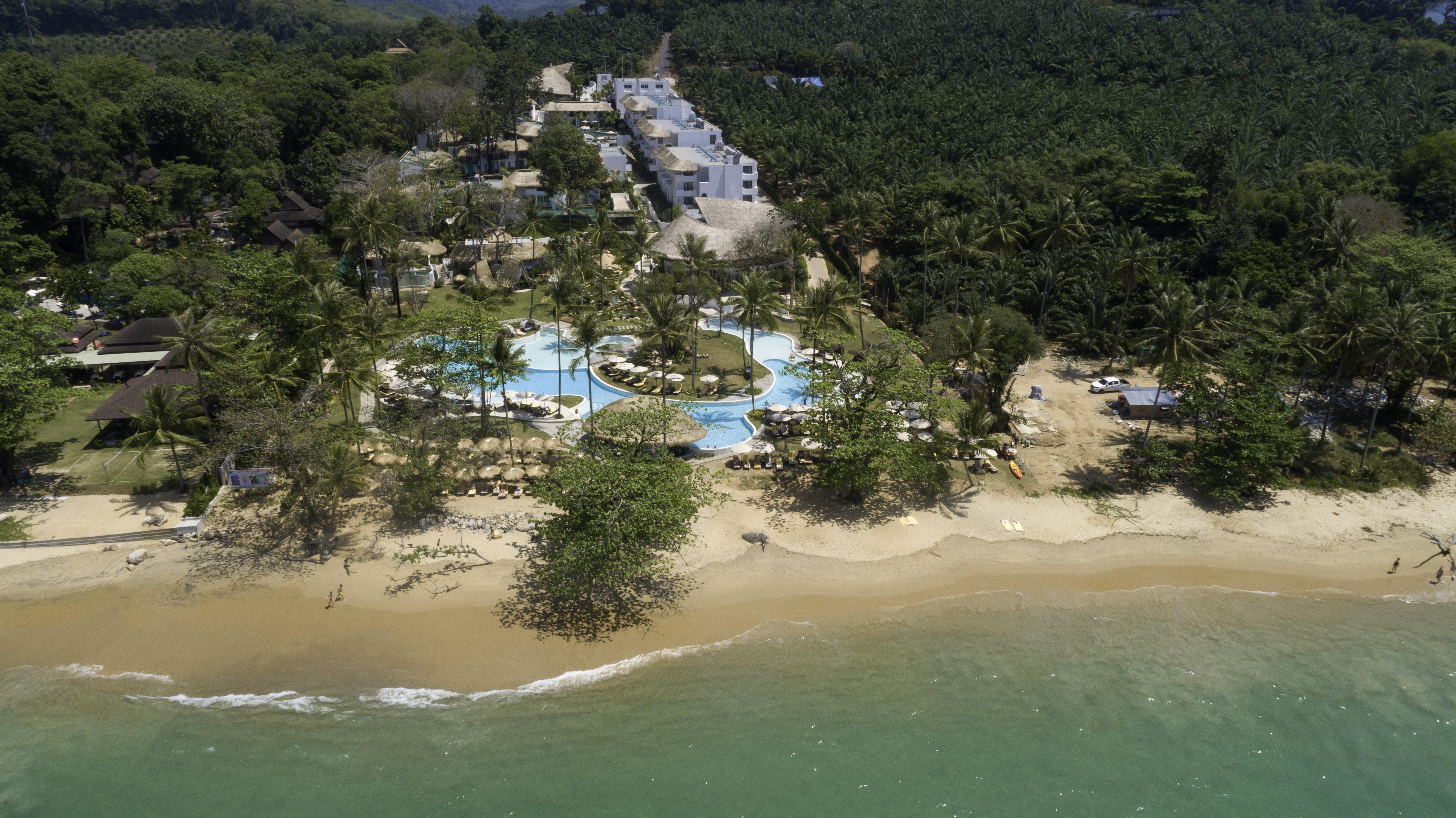 Eden Beach Khaolak Resort And Spa A Lopesan Collection Hotel - Sha Extra Plus Khao Lak Bagian luar foto Aerial view of the resort
