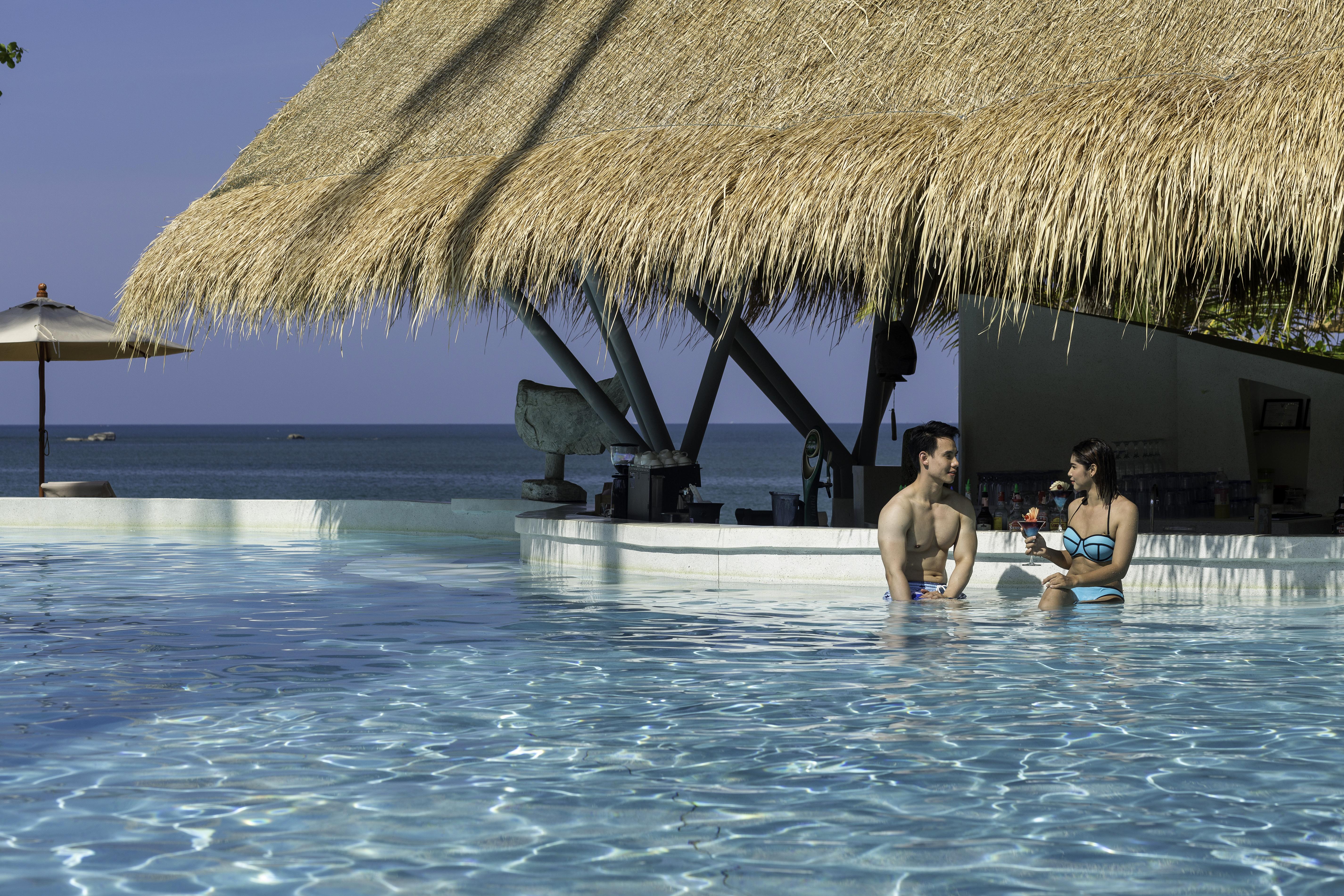 Eden Beach Khaolak Resort And Spa A Lopesan Collection Hotel - Sha Extra Plus Khao Lak Bagian luar foto The swim-up bar at the resort